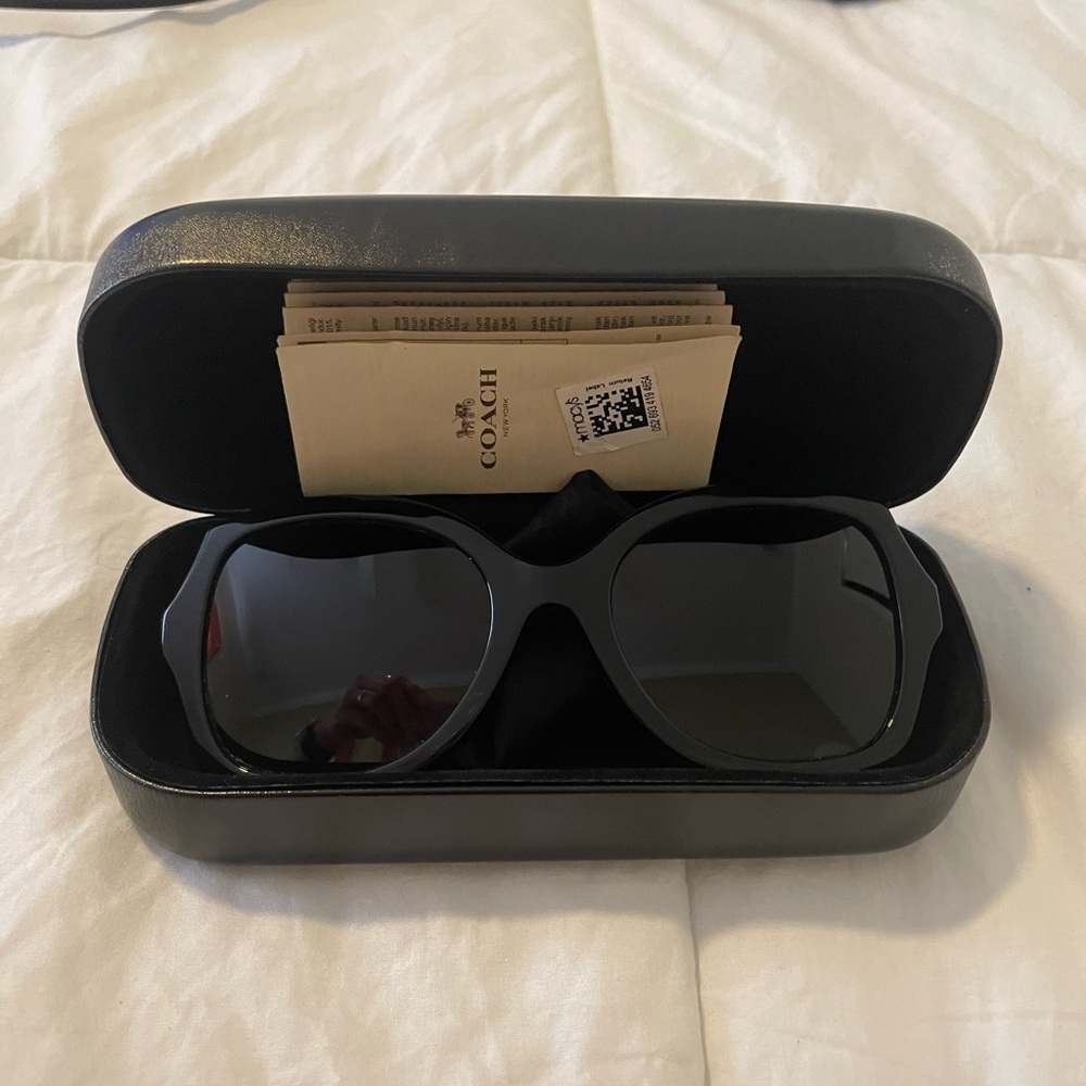 BNWT - COACH SUNGLASSES 😎🙌 perfect condition. Purchased from Macys 🛍️!!!